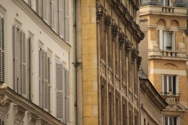 Paris şehir merkezinde klasik mimari