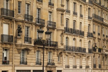 Paris şehir merkezinde klasik mimari