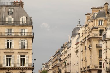 Paris şehir merkezinde klasik mimari