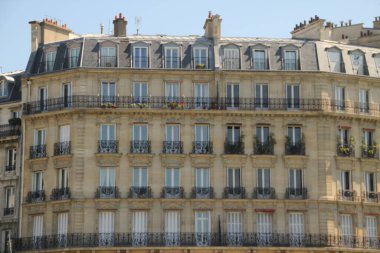 Paris şehir merkezinde klasik mimari