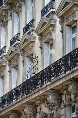 Paris şehir merkezinde klasik mimari