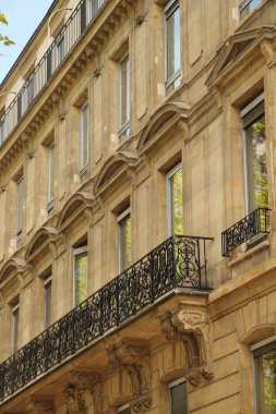 Paris şehir merkezinde klasik mimari