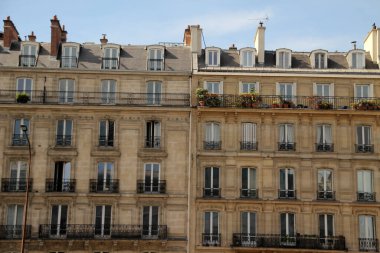 Paris şehir merkezinde klasik mimari