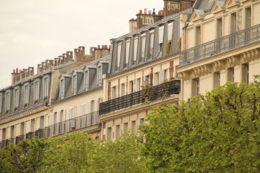 Paris şehir merkezinde klasik mimari