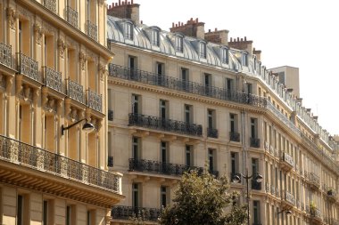 Paris şehir merkezinde klasik mimari