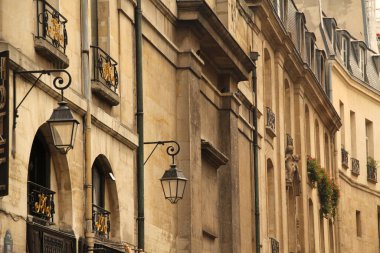 Paris şehir merkezinde klasik mimari