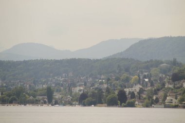 Zürih 'in banliyölerindeki İsviçre alp manzarası