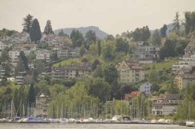 Zürih 'in banliyölerindeki İsviçre alp manzarası