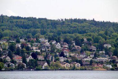 Zürih 'in banliyölerindeki İsviçre alp manzarası