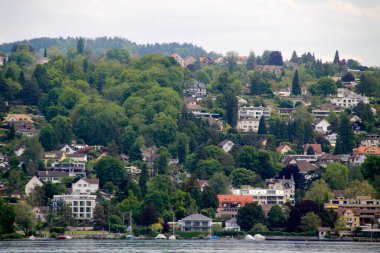 Zürih 'in banliyölerindeki İsviçre alp manzarası