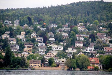 Zürih 'in banliyölerindeki İsviçre alp manzarası