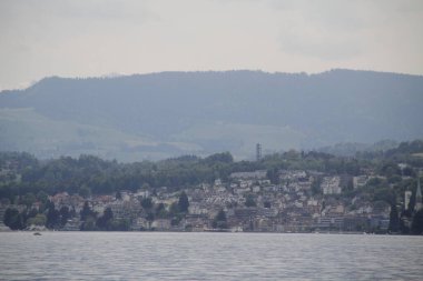 Zürih 'in banliyölerindeki İsviçre alp manzarası
