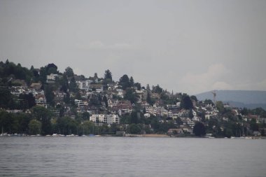 Zürih 'in banliyölerindeki İsviçre alp manzarası