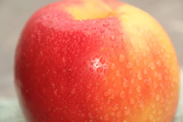 盘子里的红苹果 — 图库照片
