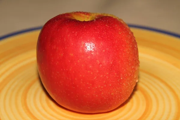 Красное Яблоко Блюде — стоковое фото