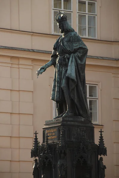 Statue Einem Prager Palast — Stockfoto