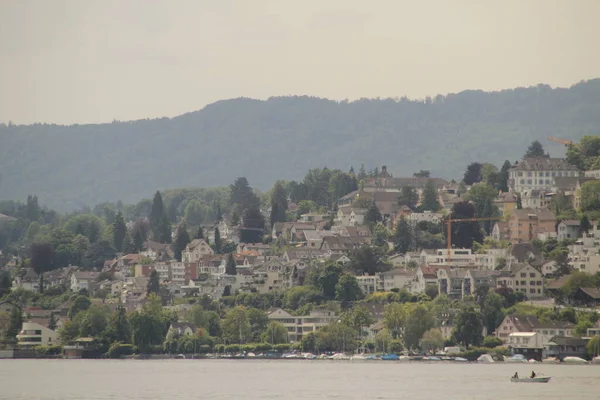 Zürih 'in banliyölerindeki İsviçre alp manzarası