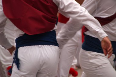 Bir sokak festivalinde Bask halk dansı sergisi