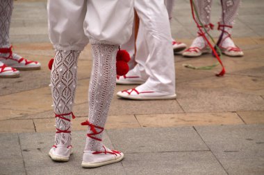 Bir sokak festivalinde Bask halk dansı sergisi