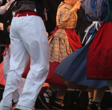 Bir sokak festivalinde Bask halk dansı sergisi