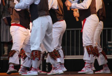 Bir sokak festivalinde Bask halk dansı sergisi