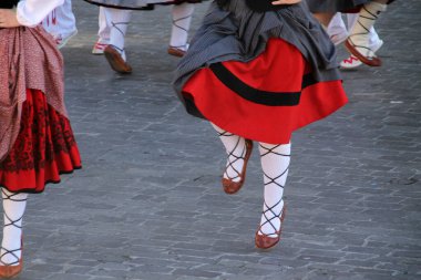 Bir sokak festivalinde Bask halk dansı sergisi