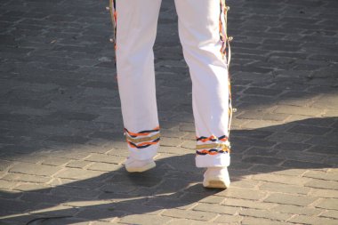 Bir sokak festivalinde Bask halk dansı sergisi