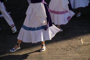 Bir sokak festivalinde Bask halk dansı sergisi