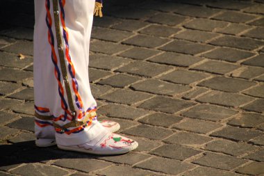Bir sokak festivalinde Bask halk dansı sergisi