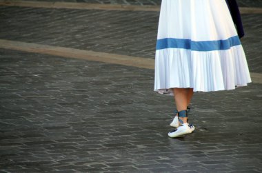 Bir sokak festivalinde Bask halk dansı sergisi