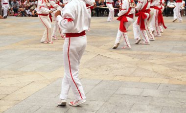 Bir sokak festivalinde Bask halk dansı sergisi