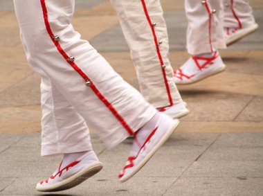 Bir sokak festivalinde Bask halk dansı sergisi