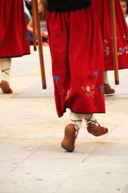 Bir sokak festivalinde Bask halk dansı sergisi
