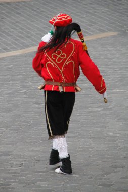 Bir sokak festivalinde Bask halk dansı sergisi
