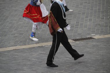 Bir sokak festivalinde Bask halk dansı sergisi
