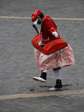 Bir sokak festivalinde Bask halk dansı sergisi