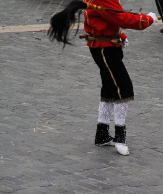 Bir sokak festivalinde Bask halk dansı sergisi