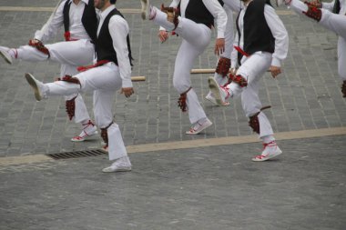 Bir sokak festivalinde Bask halk dansı sergisi