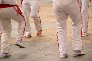 Bir sokak festivalinde Bask halk dansı sergisi