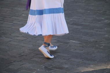 Bir sokak festivalinde Bask halk dansı sergisi