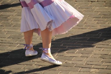 Bir sokak festivalinde Bask halk dansı sergisi