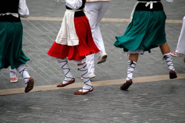 Bir sokak festivalinde Bask halk dansı sergisi