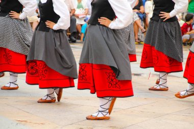 Sokak halk festivalinde Bask dansı