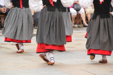 Sokak halk festivalinde Bask dansı