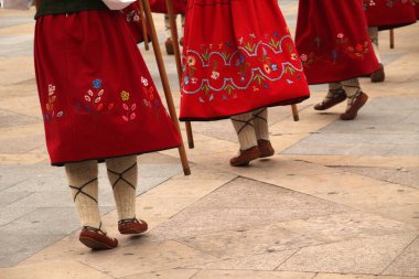 Sokak halk festivalinde Bask dansı