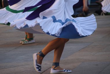 Sokak halk festivalinde Bask dansı