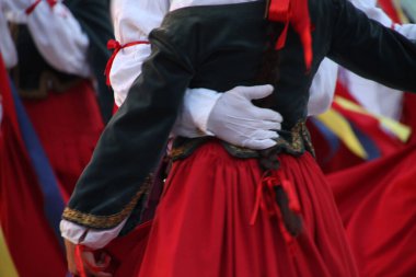 Sokak halk festivalinde Bask dansı