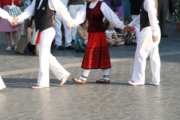 Bir Sokak Festivalinde Bask Halk Dansı Sergisi — Stok fotoğraf