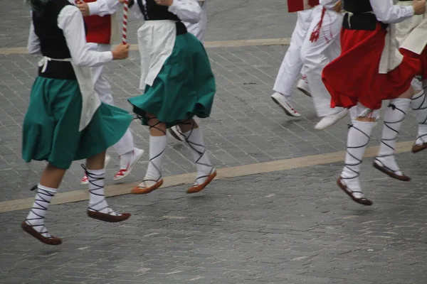 축제에서 춤추는 바스크 — 스톡 사진