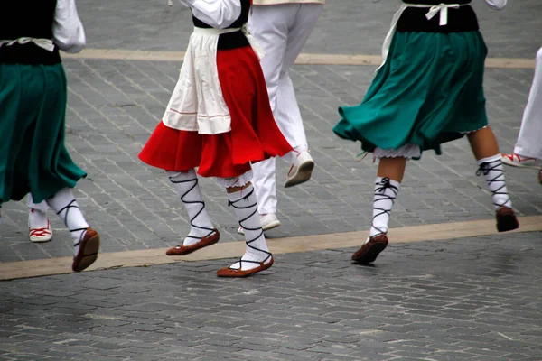 Bir sokak festivalinde Bask halk dansı sergisi